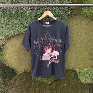 Alice Cooper Trashes Canada Band T-shirt  Large